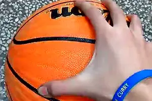 篮球单手抓球怎么练?